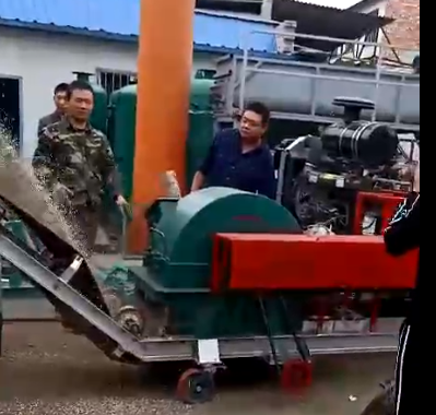 客戶(hù)來(lái)廠參觀考察木材粉碎機(jī)